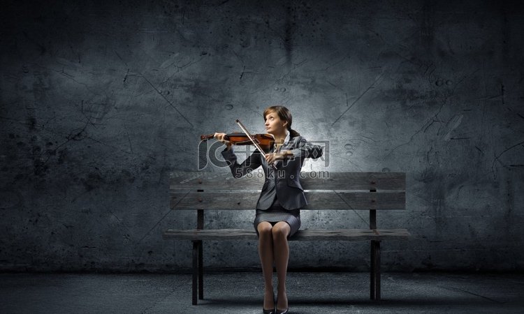 女小提琴手。年轻女商人坐在长凳