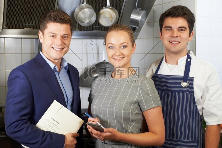 肖像餐厅团队站在厨房