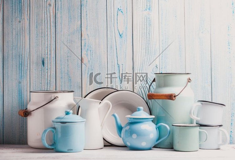 厨房桌子上的搪瓷器皿，上面是蓝