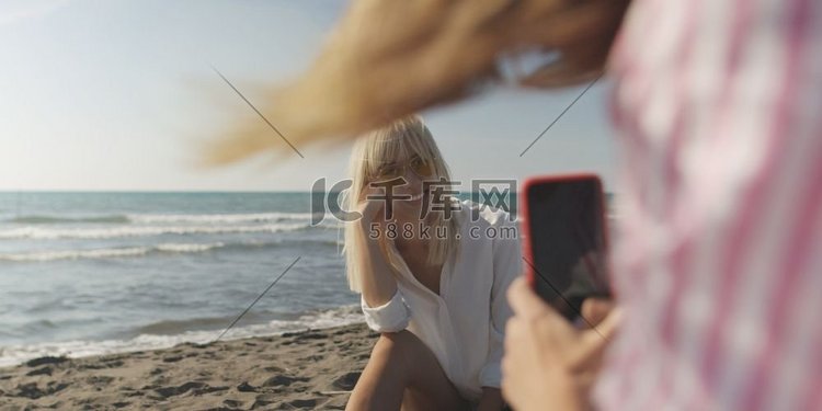 秋日，两位闺蜜在空荡荡的海滩上