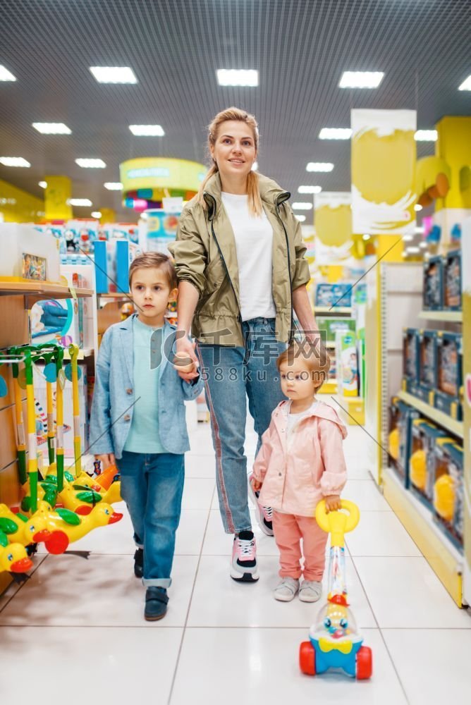 母亲和她的孩子在儿童商店。妈妈