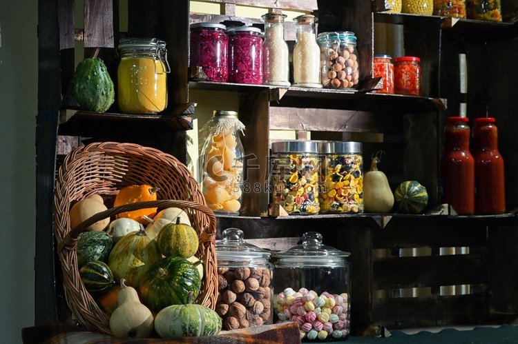 秋季食品储藏室，配有罐子和腌菜
