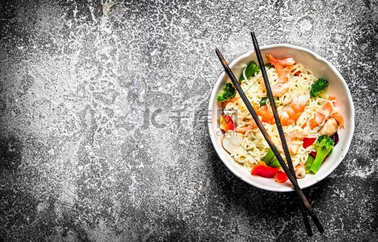 亚洲菜。碗里有蔬菜的中式面条。