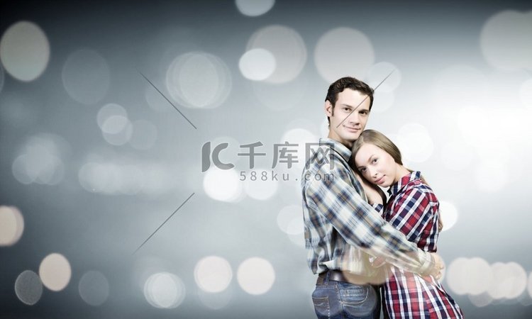 幸福的一对。幸福的年轻夫妇拥抱