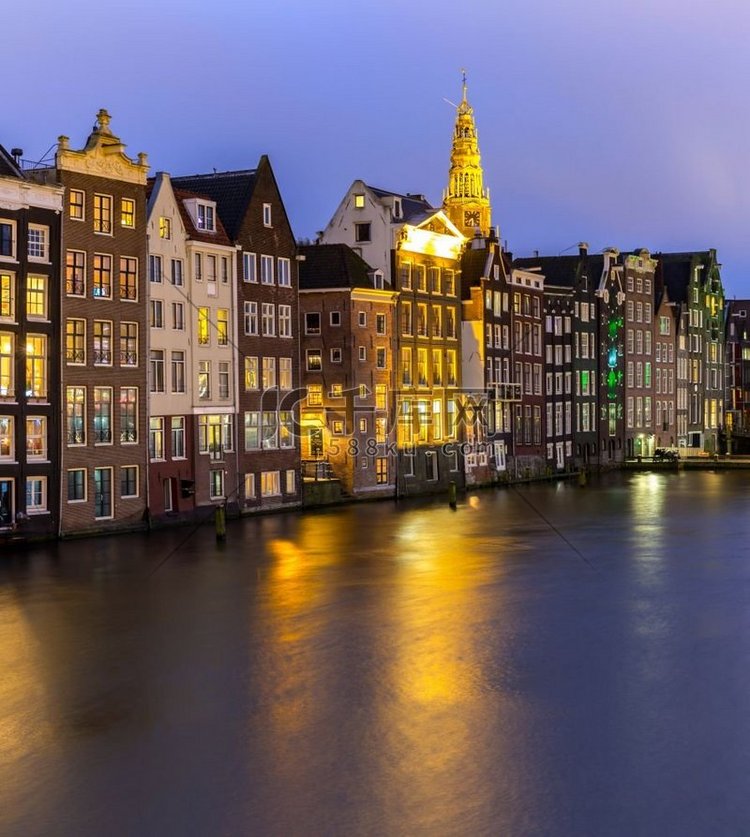 荷兰黄昏的阿姆斯特丹运河和圣尼
