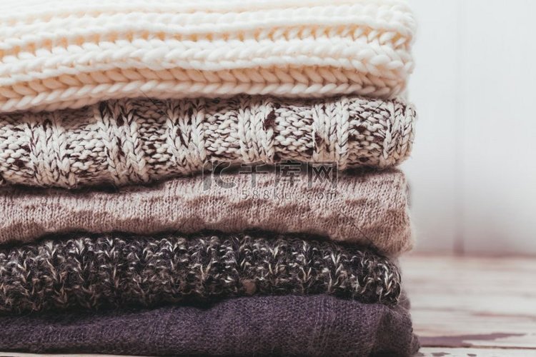 把暖和的针织毛衣堆成白色和灰色
