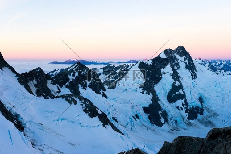 雪山。白雪皑皑，蓝天晴朗的山景