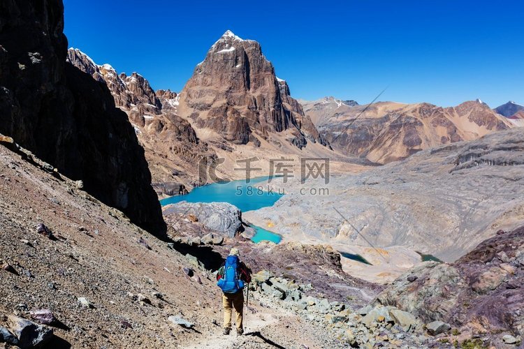 秘鲁科迪勒拉山脉徒步旅行的场景