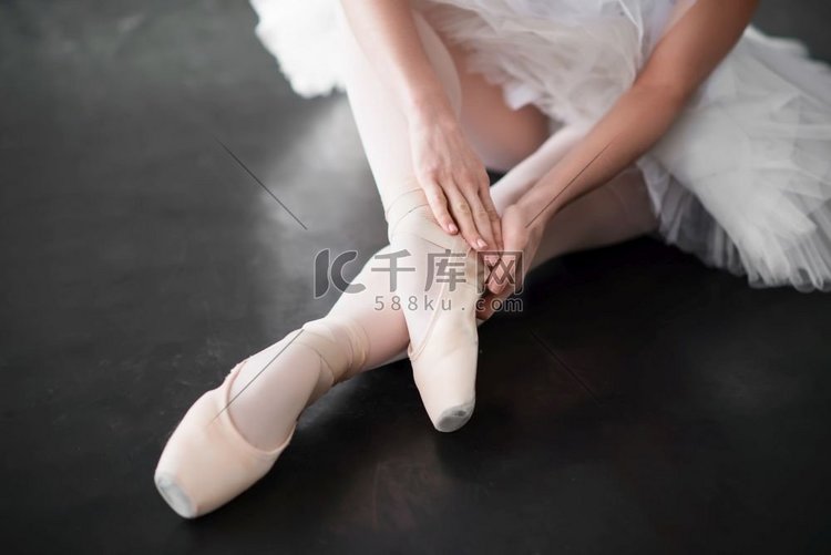 芭蕾舞演员的腿在尖头鞋特写。芭