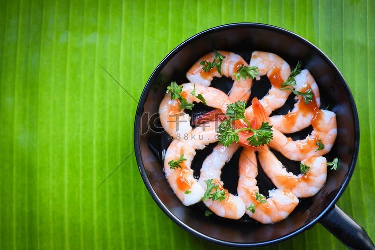熟的海鲜板虾虾装饰在平底锅与酱
