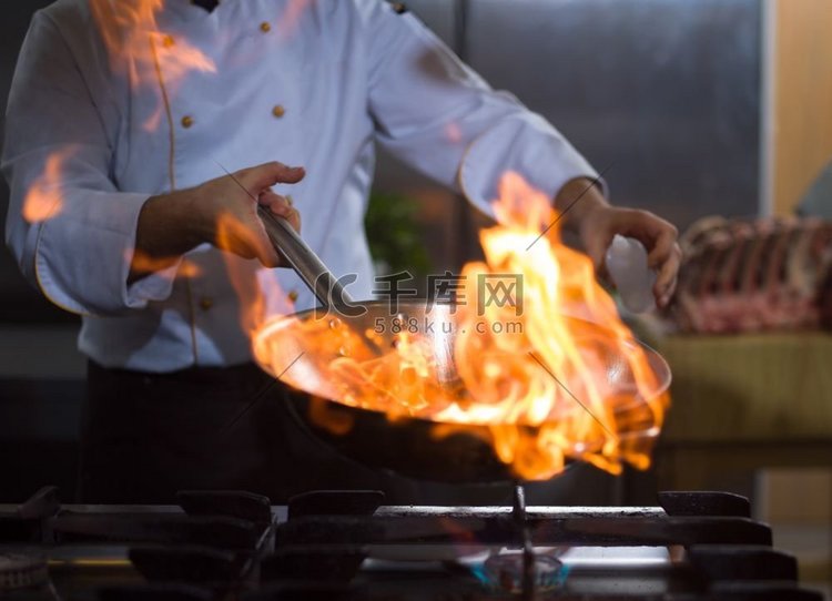 厨师在餐厅的厨房里烹饪和制作食