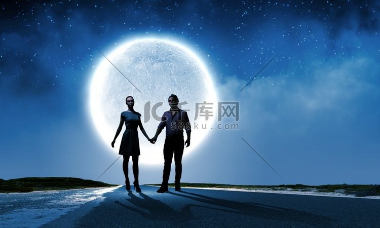 浪漫的一对站在月光下的年轻浪漫