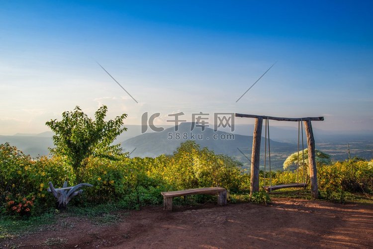 山上木秋千风景秀丽的山体背景