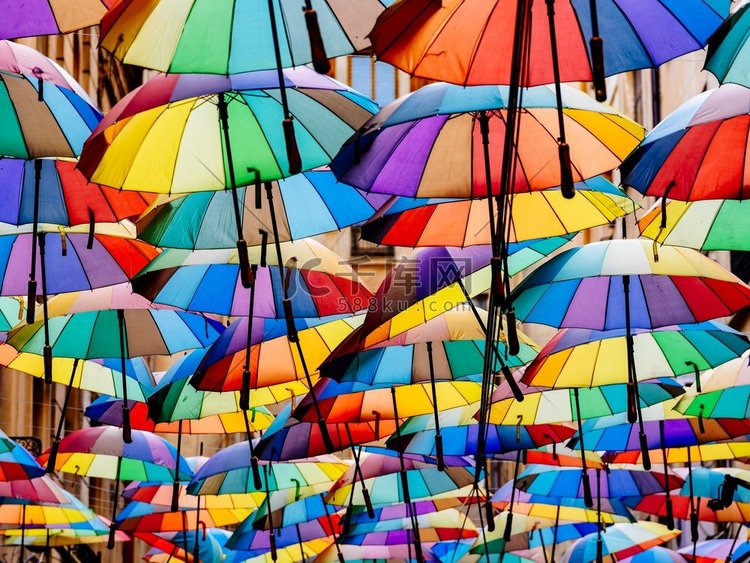 五颜六色的雨伞挂在空中