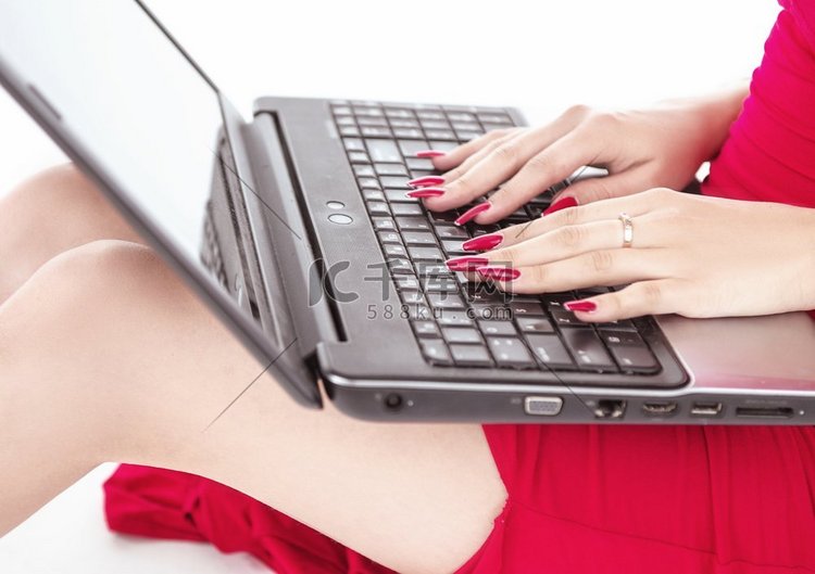 优雅，年轻的女人使用笔记本电脑