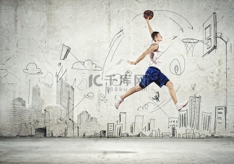 篮球运动员。年轻男子跳跃投球入