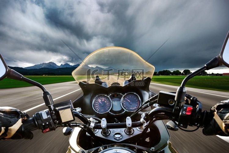 一名骑摩托车的人在闪电风暴中疾