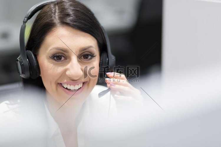微笑的年轻女性呼叫中心接线员戴