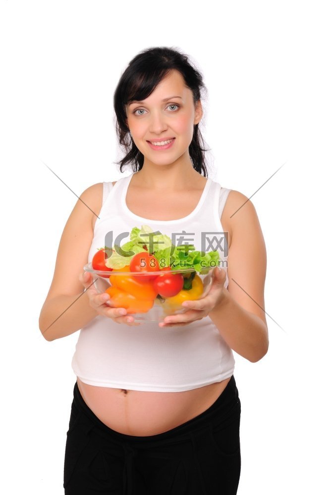 一个年轻的孕妇选择健康的天然食
