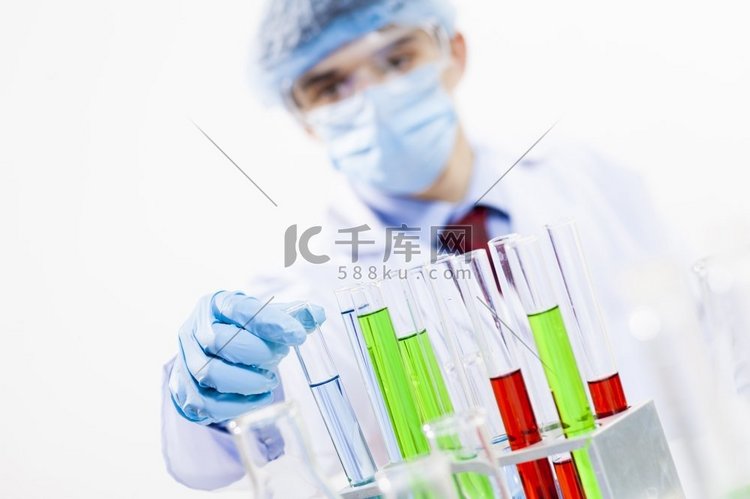 年轻的科学家在实验室做化学试验