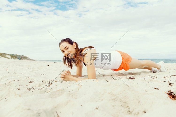 年轻女子在外面的海滩上训练。一