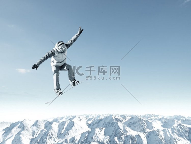 滑雪板运动员在晴朗的蓝天中跳高
