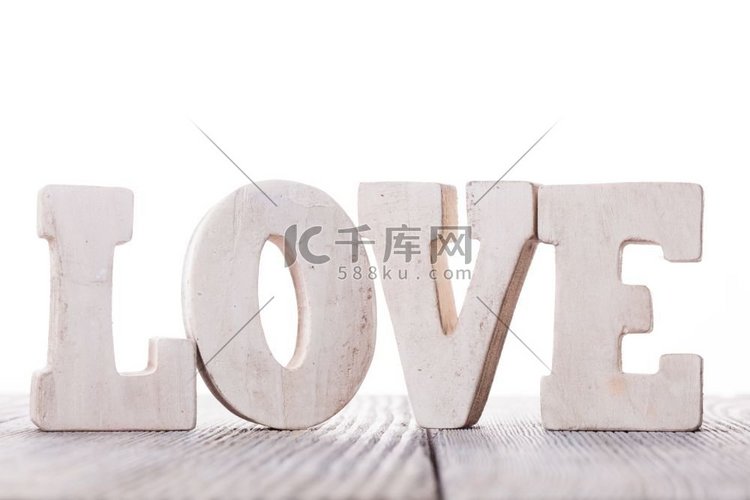 桌上放着木质字母中的爱情字样。