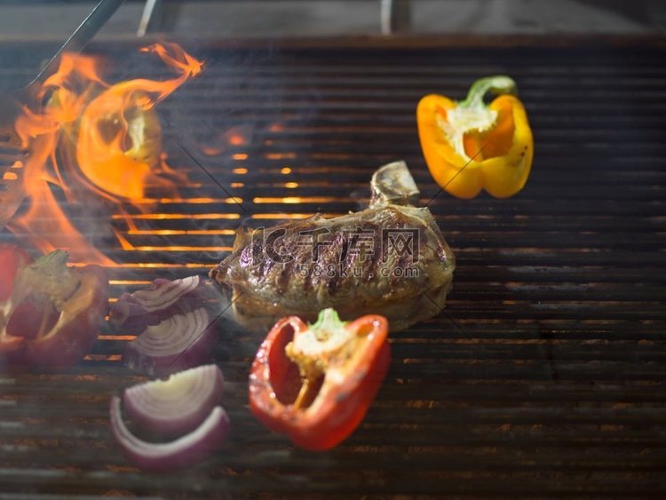 美味的烤肉牛排配蔬菜烧烤。烤肉