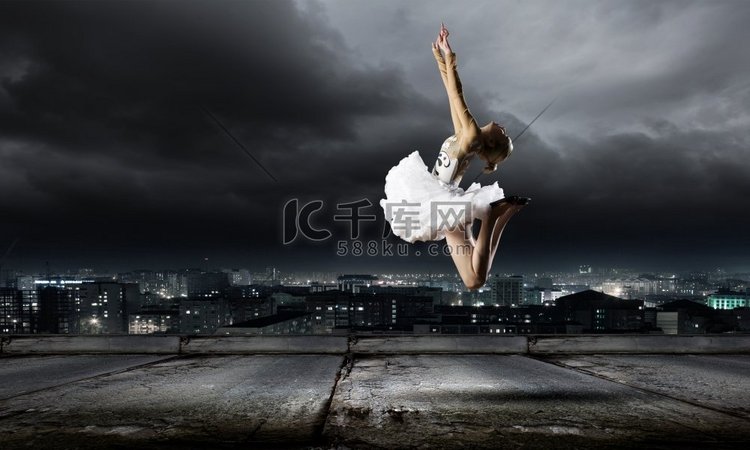 芭蕾舞女演员。年轻的女孩在天空