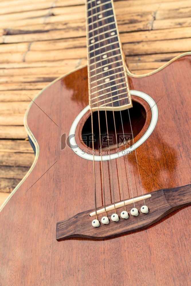 古典吉他在木背景。音乐和娱乐概