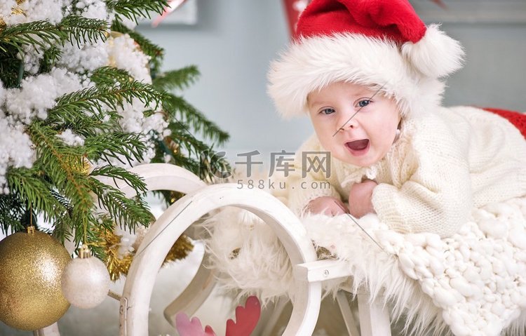 一个可爱的小儿子的肖像庆祝圣诞