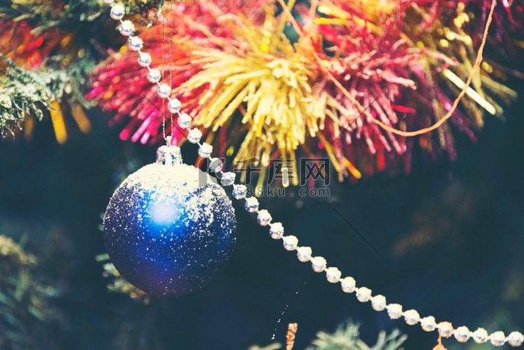 冷杉树枝上的圣诞球。