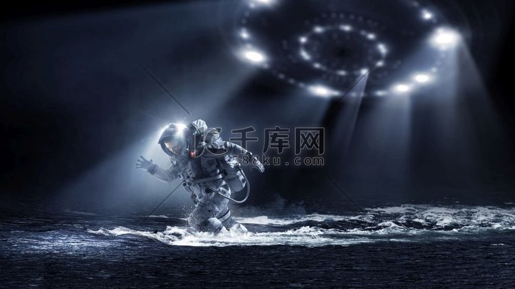 穿着宇航服的宇航员在水中奔跑。