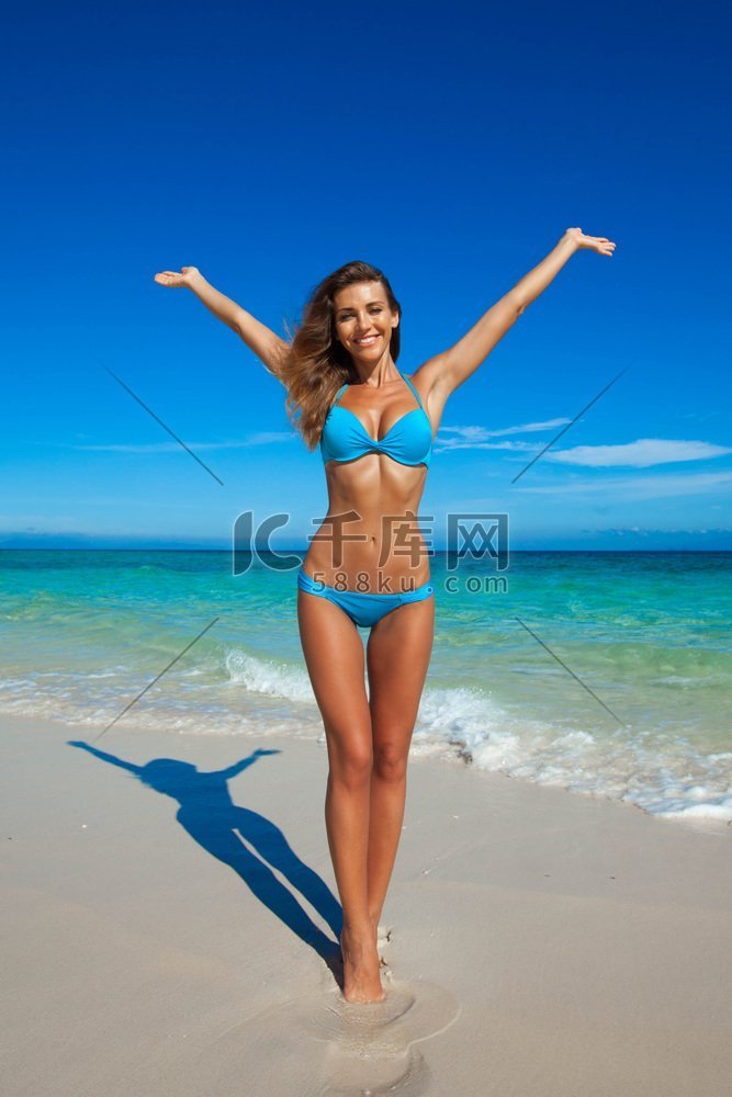 走在海滩上的女人。泰国海滩上穿