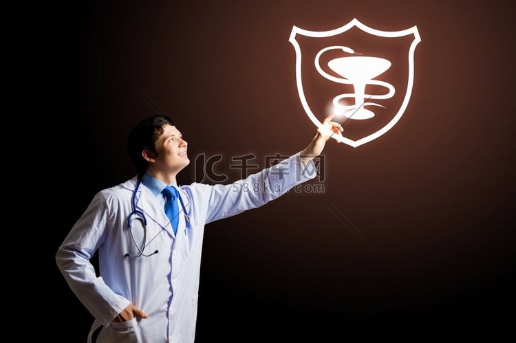医学标志。年轻男医生用手指触摸