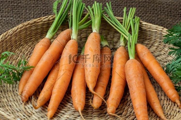 新鲜胡萝卜在篮子里，根菜。健康