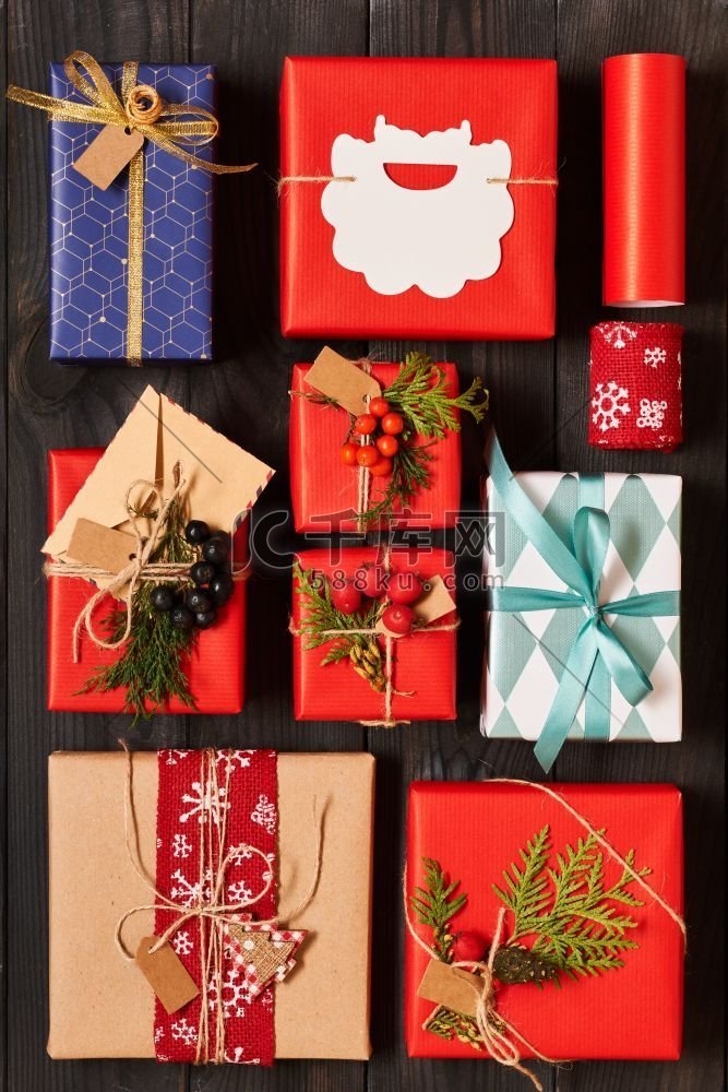 创造性地包装和装饰圣诞节礼物在