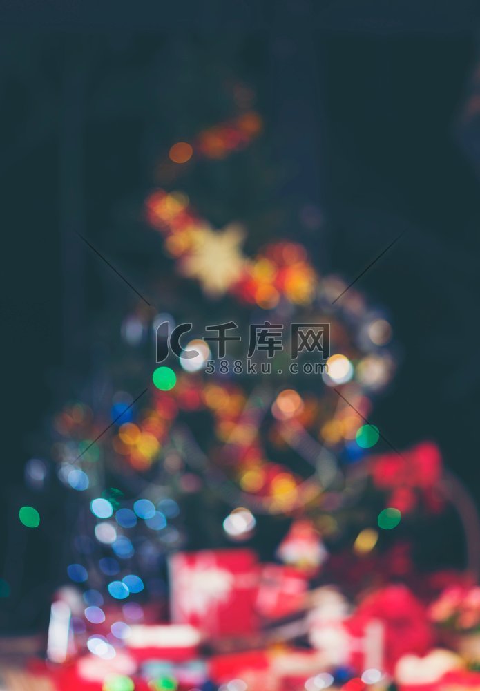 圣诞居室，树木和节日灯饰，模糊
