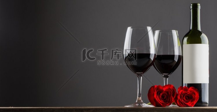 红酒和玫瑰。两杯红酒和心形玫瑰