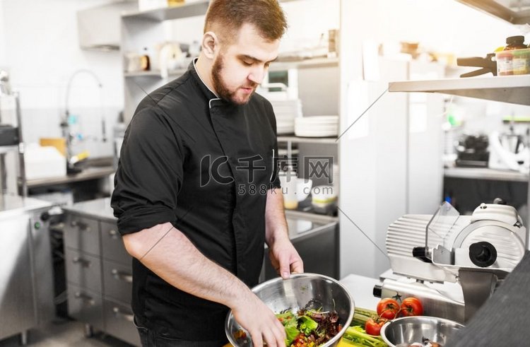 烹饪食物，职业和人的概念—男厨