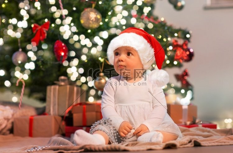 假日和童年概念—甜蜜的女婴与礼