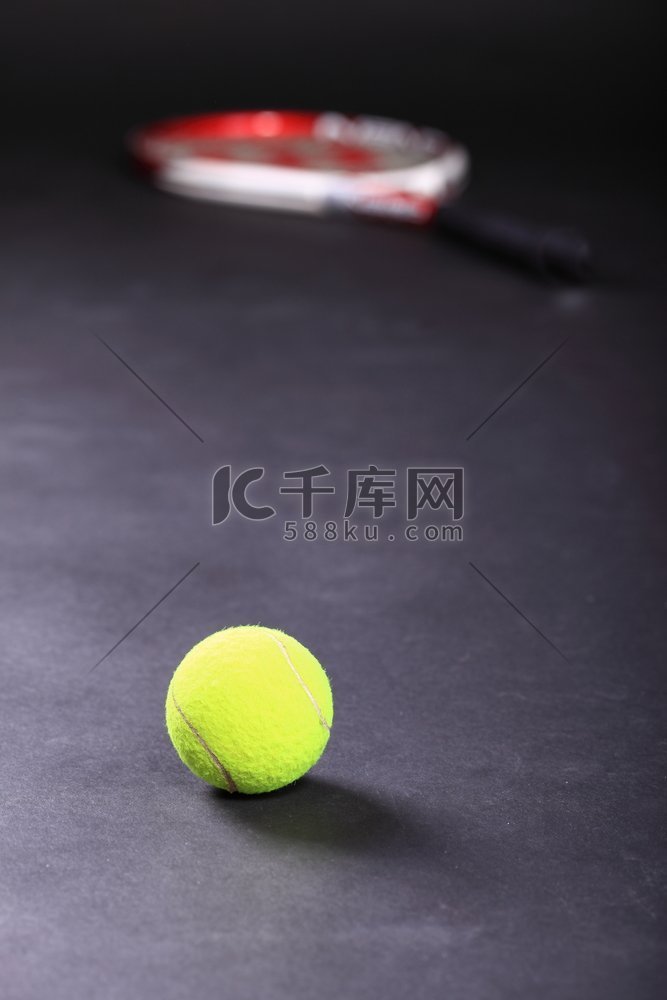 网球拍和球在黑色背景下拍摄