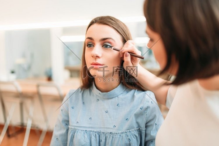 专业美容师用女人的眼睛工作，背