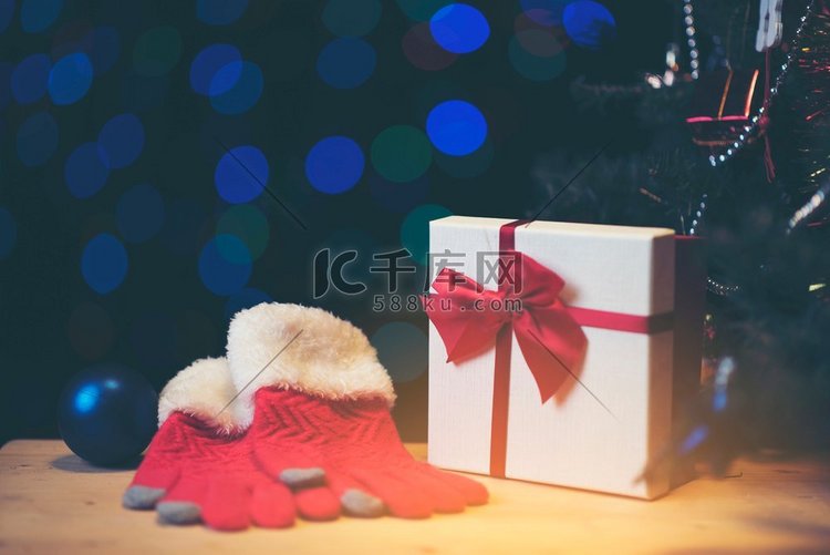 圣诞节礼品盒装饰在复古滤镜光图