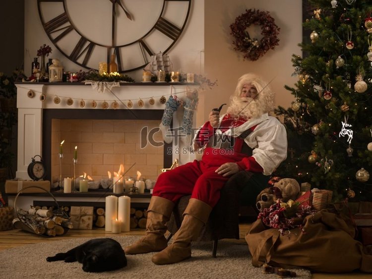 圣诞老人在圣诞树附近的家里休息