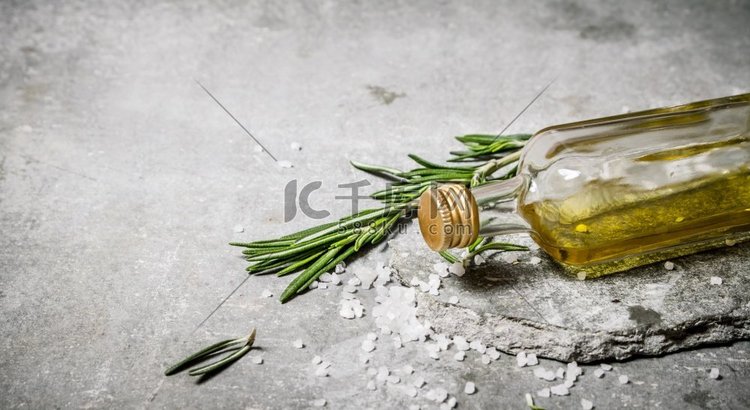 橄榄油瓶装，迷迭香和盐。在一个