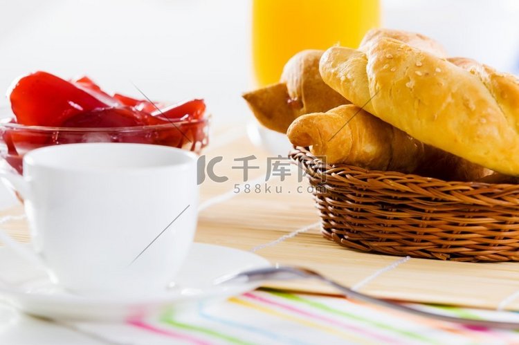 美味的早餐。早餐桌上有牛角面包