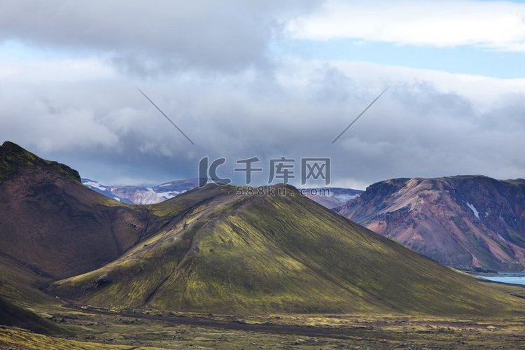 美丽的冰岛风景。多云天气里绿色