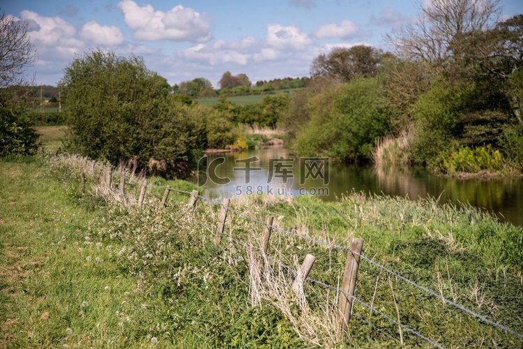 景深浅的美丽的英国乡村河流景观