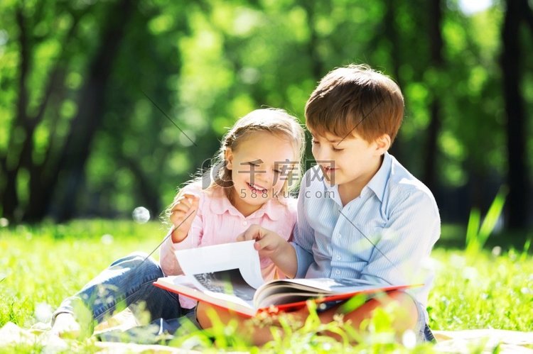 哥哥和妹妹在公园里看书。夏季周